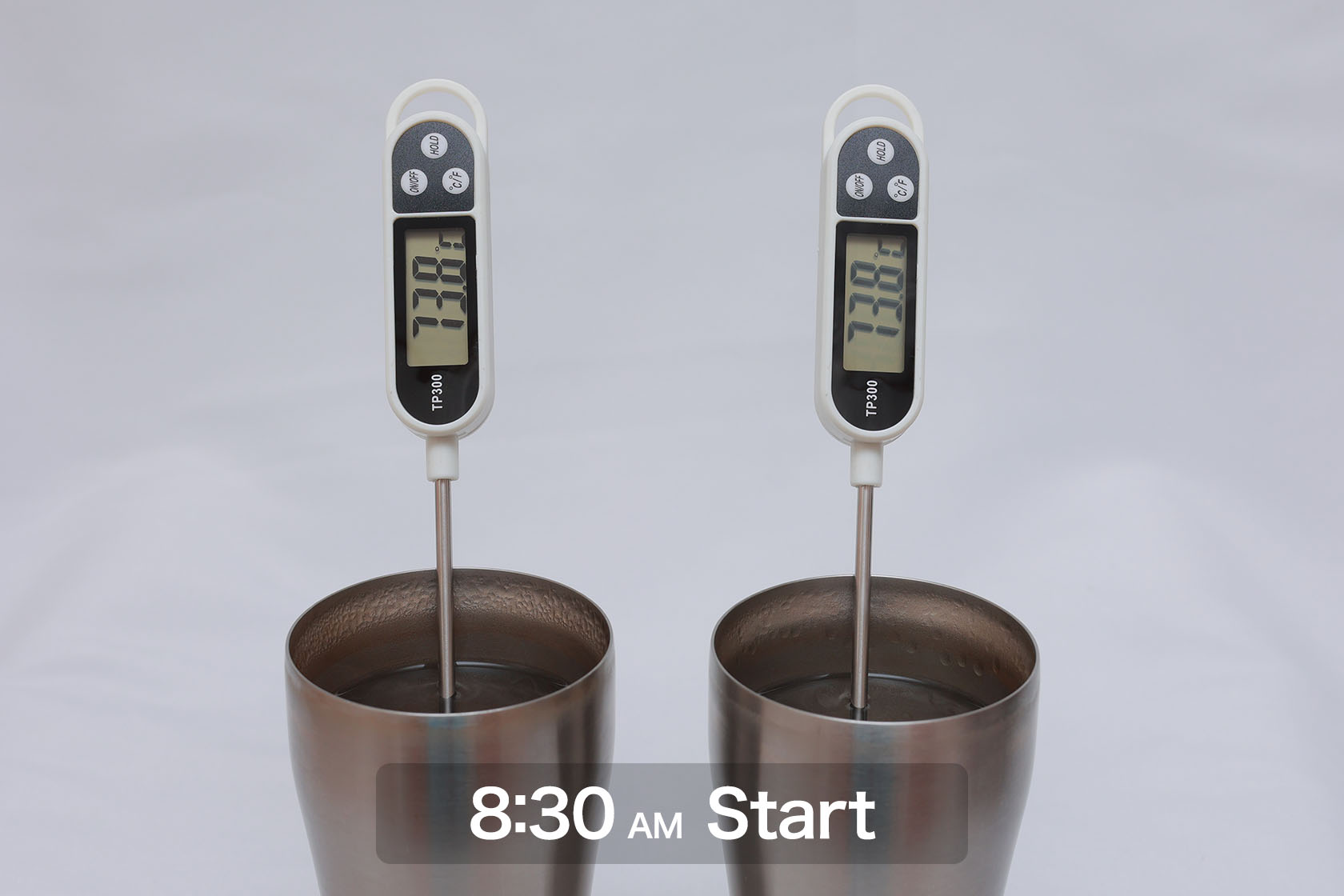 2つのタンブラーに同じ温度のお湯を入れてテスト開始
